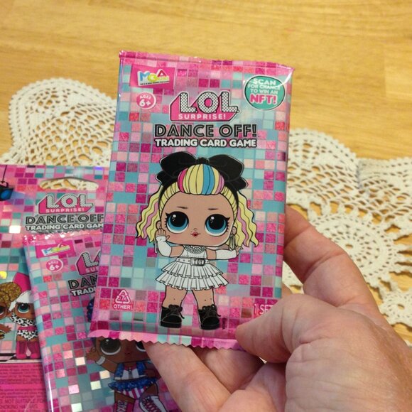 L.O.L. Surprise! Dance Off! Trading Card Game with two bonus card packs LOL - Picture 6 of 6